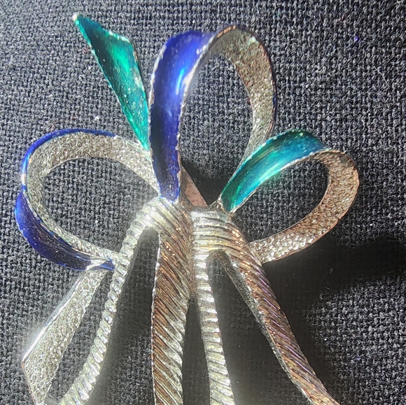 Vintage GERRY'S Bell Brooch - Picture 2 of 6